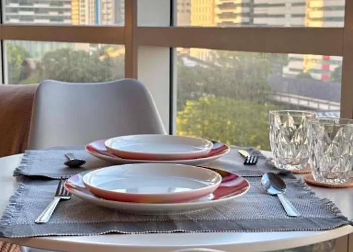 Apartahotel Bright Corner 1br With Views At Twin Oaks Place
