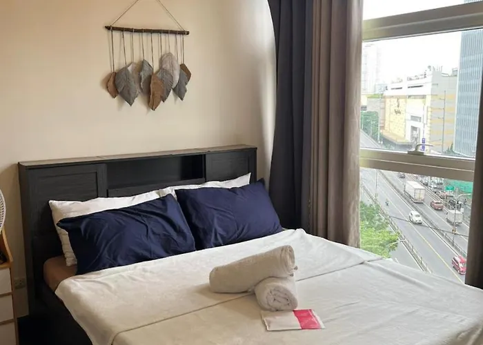 Bright Corner 1br With Views At Twin Oaks Place Manila