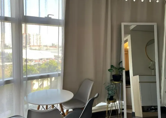 Apartahotel Bright Corner 1br With Views At Twin Oaks Place Manila