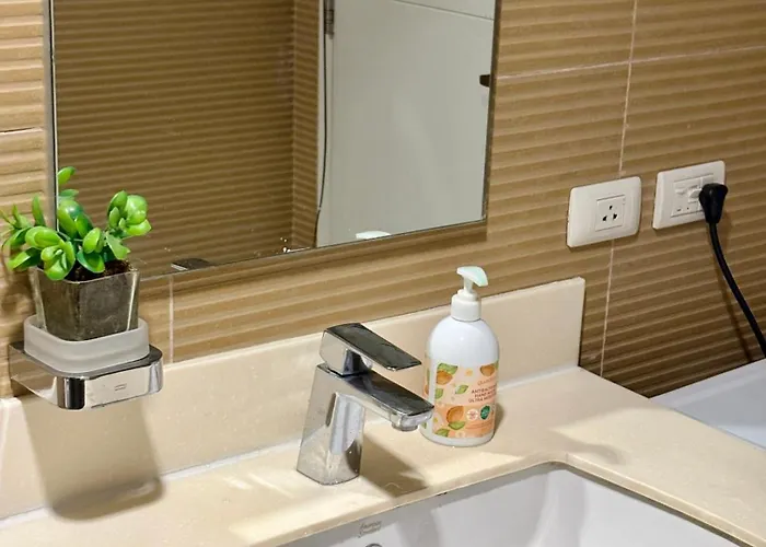 Apartahotel Bright Corner 1br With Views At Twin Oaks Place Manila
